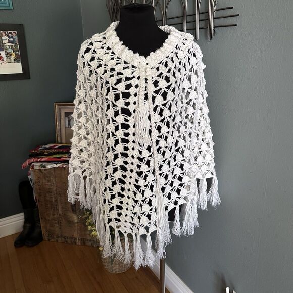 Vintage cream crochet  knit fringe poncho cape Christmas tree skirt or shawl S/M - Picture 1 of 6